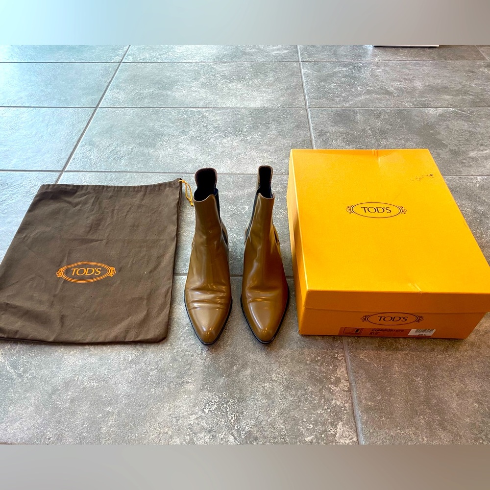 TOD’S pointy brown leather boots box dust bag pre own